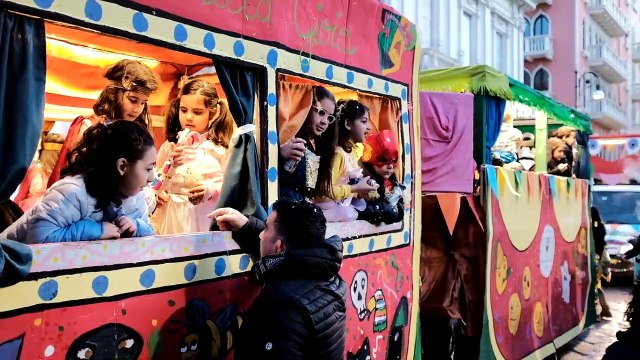 Reggio Calabria, la sfilata di Carnevale sul corso Garibaldi