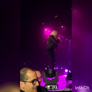 Proposta di matrimonio durante il concerto: Emma Marrone interrompe il live al PalaCalafiore, la reazione della salentina