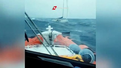 Download Video: Maltempo, l'intervento della Guardia Costiera di oggi a Crotone: soccorsa barca a vela in difficoltÃ 