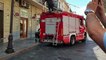 Reggio Calabria, incidente sul corso Garibaldi nel giorno di Ferragosto: camioncino Avr travolge lampione, le immagini
