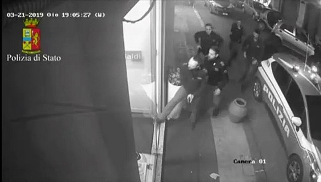 Reggio Calabria: uomo fermato per estorsione e tentato omicidio nei confronti dell'ex compagna, le immagini dell'arresto