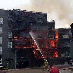 Londra, incendio divora edificio a Barking