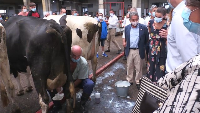 Los Reyes reconocen en su visita a Cantabria el papel del sector primario