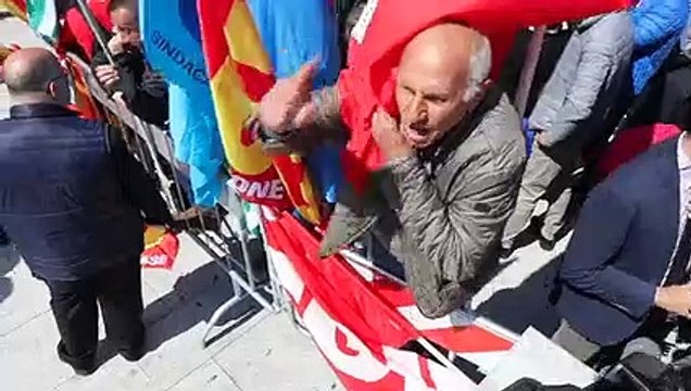 Reggio Calabria, fuori dal Consiglio dei Ministri si accende la ressa, le immagini