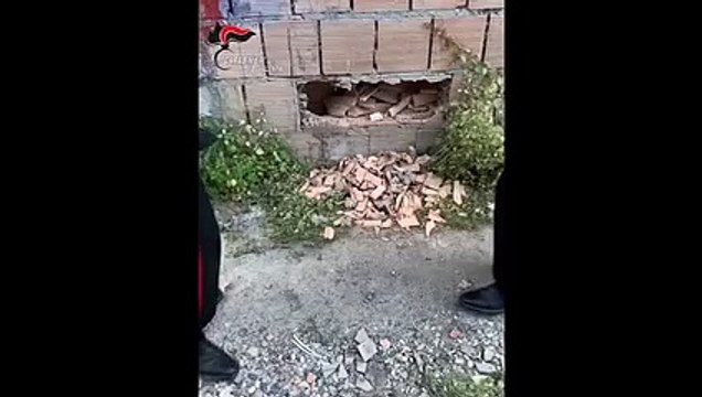 Calabria, le immagini dei Carabinieri che controllato lâ€™abitazione di un 72enne