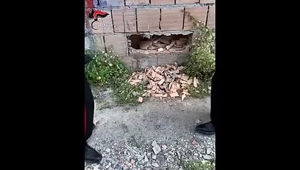 Calabria, le immagini dei Carabinieri che controllato lâ€™abitazione di un 72enne