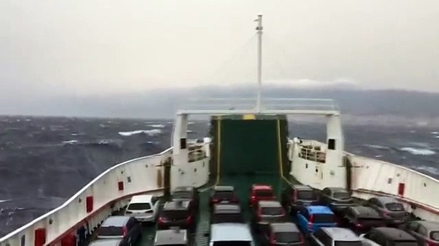 Scirocco di Pasquetta, un traghetto in balÃ¬a delle onde nello Stretto di Messina