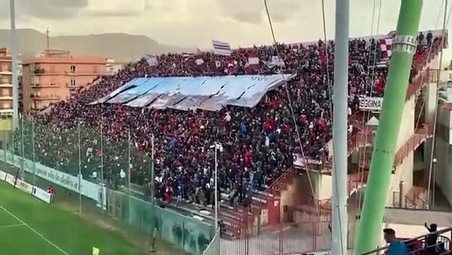 Reggina-Monopoli: le immagini della spettacolare coreografia della Curva Sud del Granillo