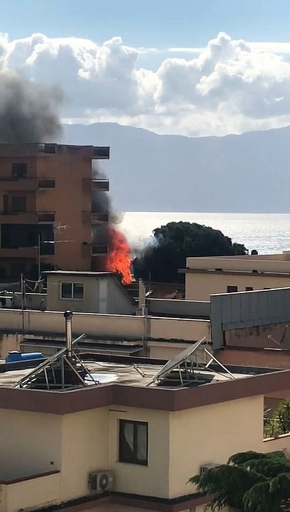 Reggio Calabria, le immagini dellâ€™incendio ai Villini Svizzeri: anziani ustionati