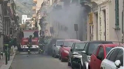 Download Video: Reggio Calabria, auto a fuoco nel centro storico a poche ore dal Consiglio dei Ministri, le immagini