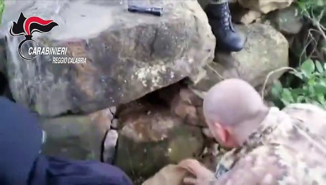 Reggio Calabria, i Carabinieri scoprono e sequestrano un bunker nelle campagne di Locri: le immagini