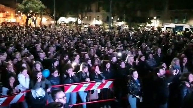 Video Amici, Piazza Duomo gremita per seguire la finale: Messina in festa per Alberto Urso