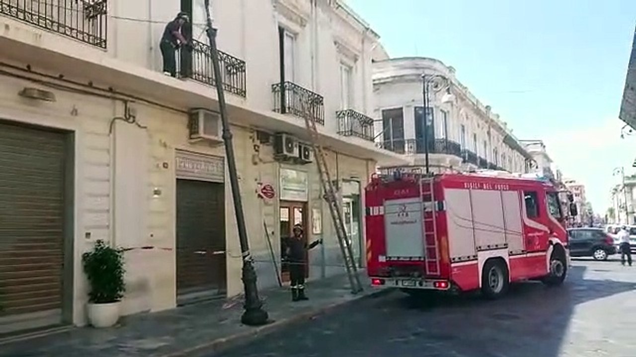 Reggio Calabria, lampione "sradicato" da camioncino Avr sul corso Garibaldi