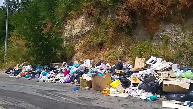Reggio Calabria, enorme montagna di rifiuti a Terreti sulle colline della cittÃ 