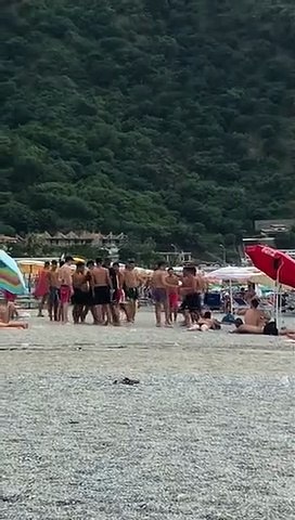 Reggio Calabria, le immagini della maxi rissa tra ragazzi sul lungomare di Scilla