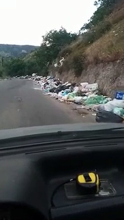 Reggio Calabria, le immagini della strada per Modenelle e RosalÃ¬ completamente sommersa dai rifiuti