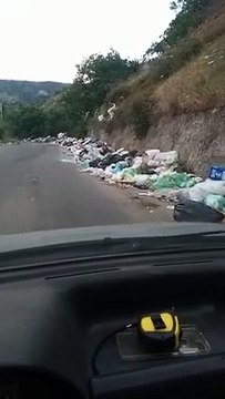 Reggio Calabria, le immagini della strada per Modenelle e RosalÃ¬ completamente sommersa dai rifiuti