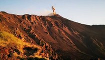 Etna, lo spettacolo degli sbuffi dal cratere all'alba: scenario mozzafiato