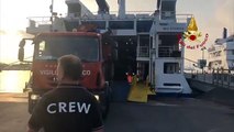 Emergenza Stromboli, le immagini del mezzo dei Vigili del Fuoco a bordo del traghetto
