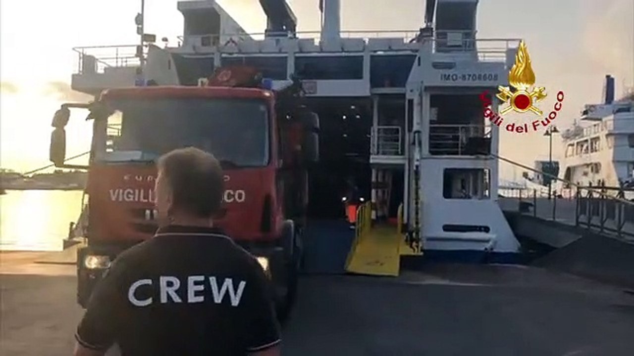 Emergenza Stromboli, le immagini del mezzo dei Vigili del Fuoco a bordo del traghetto