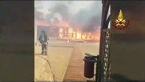 Inferno di fuoco in Sicilia per il caldo e gli incendi: le immagini dalla Plaia di Catania