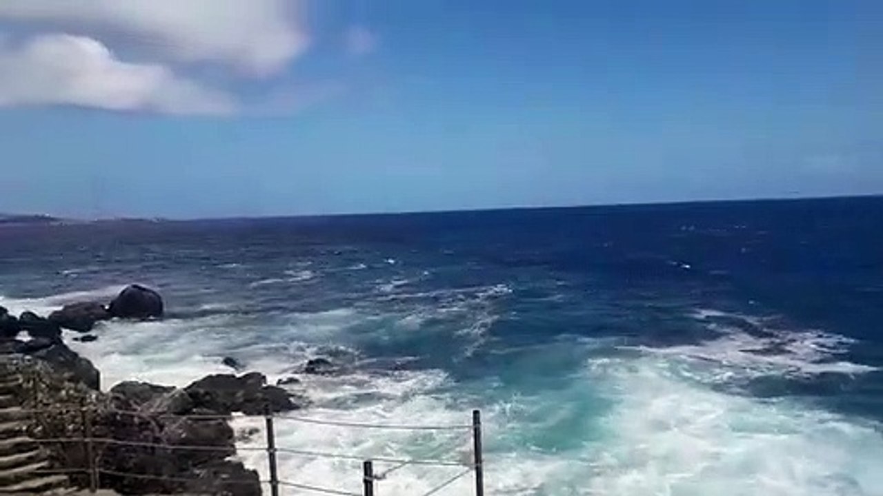 Forte vento a Reggio Calabria: le immagini della mareggiata di pochi minuti fa a Scilla