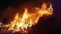 Emergenza incendi in Sicilia: vasto incendio a Lipari raggiunge le abitazioni