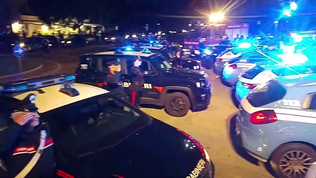 Reggio Calabria, il picchetto d'onore delle forze dell'ordine ai Vigili del Fuoco dopo la morte di Nino Candido