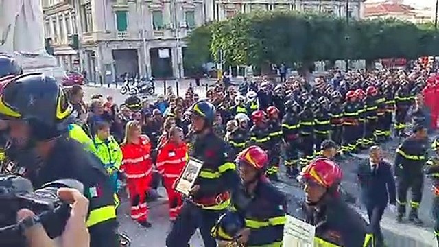 Reggio Calabria, l'arrivo della salma di Nino Candido al Duomo per i funerali: un momento toccante