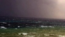 Forte vento nello Stretto di Messina, le immagini del mare in tempesta