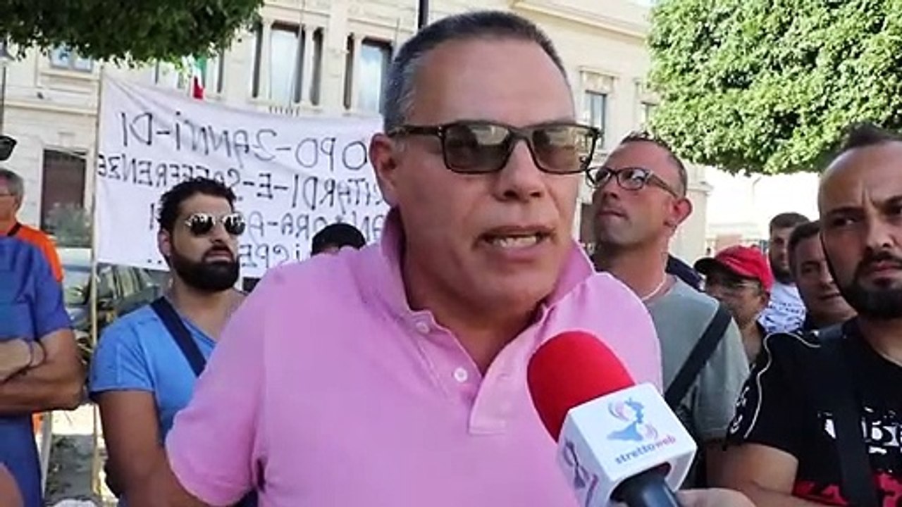 Reggio Calabria, la protesta dei lavoratori Avr a Piazza Italia. Un lavoratore: "vogliamo essere pagati"