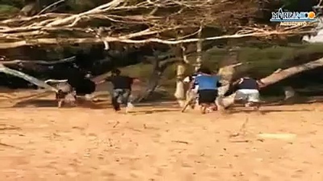 Migranti: le immagini dello sbarco sulla spiaggia di Agrigento