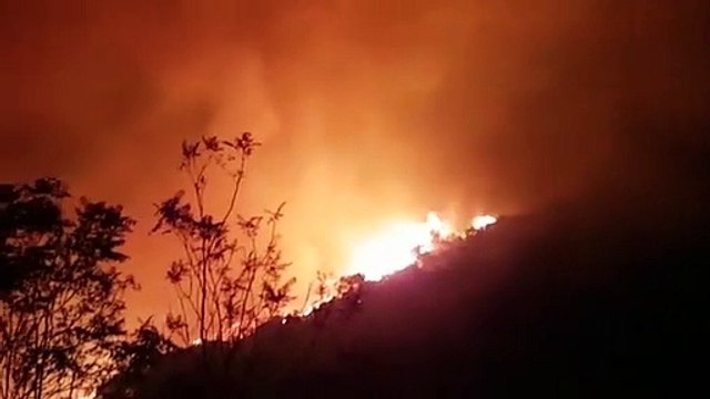 Fiamme a Lipari, situazione drammatica. Turisti intossicati dal fumo, evacuazioni in corso