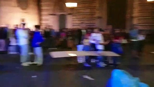 Blitz nella notte a Messina: la Municipale sequestra le bancarelle abusive a Piazza Duomo, ecco le immagini