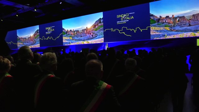 Poste Italiane incontra 4 mila sindaci: presentato un nuovo piano di opere, le immagini