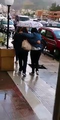 Messina, anziano precipita in un tombino: le immagini