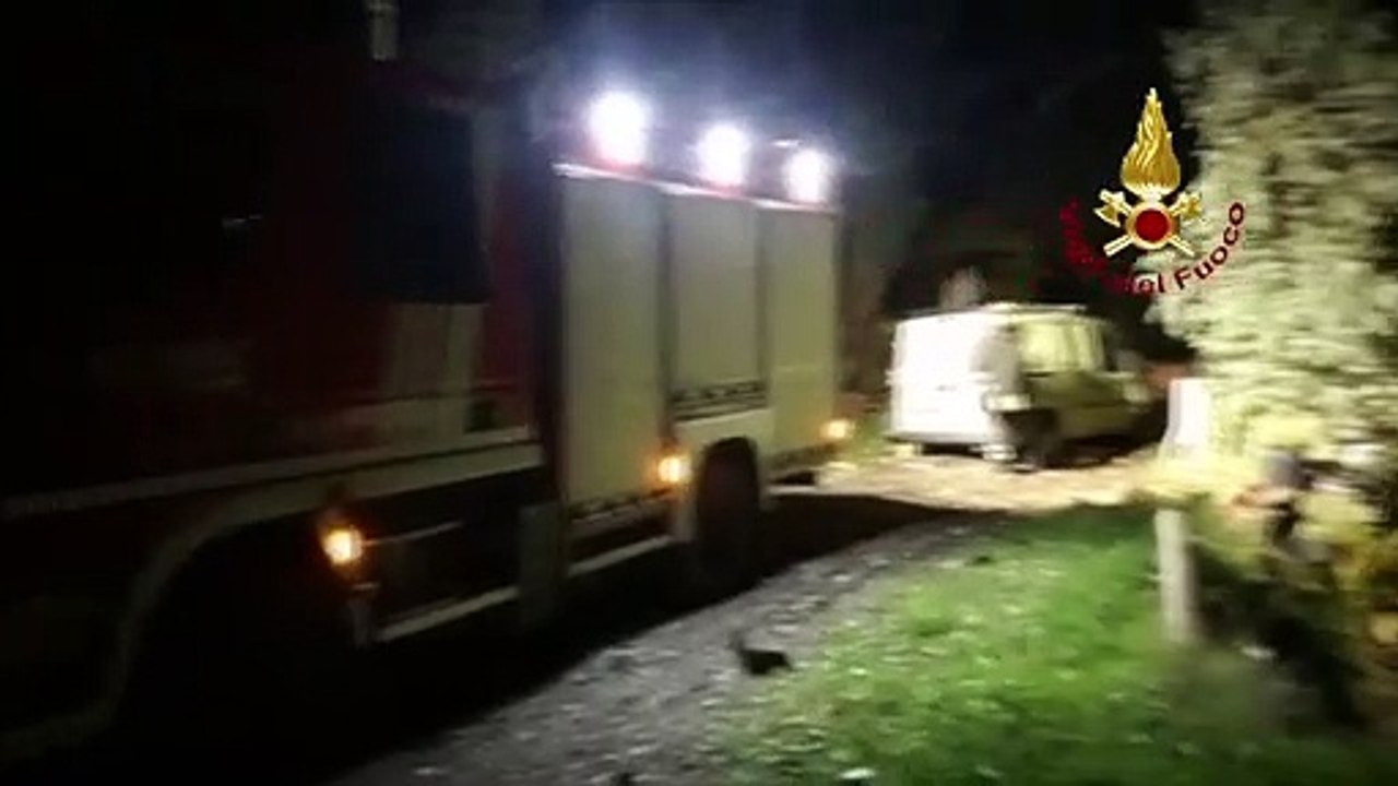 Esplosione a Barcellona Pozzo di Gotto: i Vigili del Fuoco cercano i dispersi, ecco le immagini