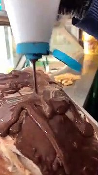 La preparazione del buonissimo gusto Nutella Biscuits della gelateria Cesare di Reggio Calabria