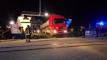 Incendio su traghetto nello Stretto di Messina: le immagini dei camion che scendono dalla nave
