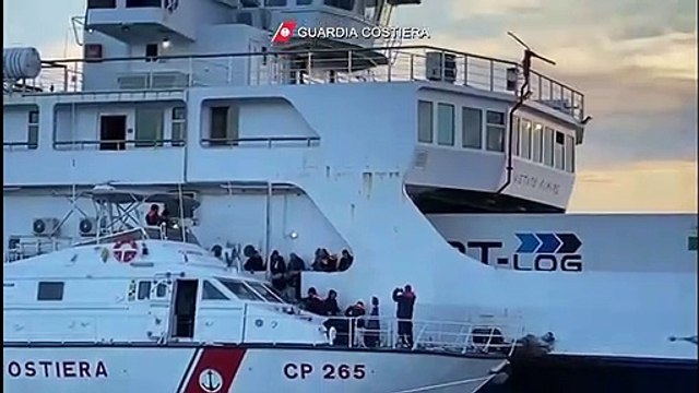 Traghetto in fiamme nello Stretto, le immagini del fumo che esce dalla nave