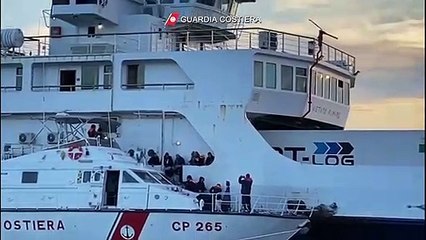 Traghetto in fiamme nello Stretto, le immagini del fumo che esce dalla nave