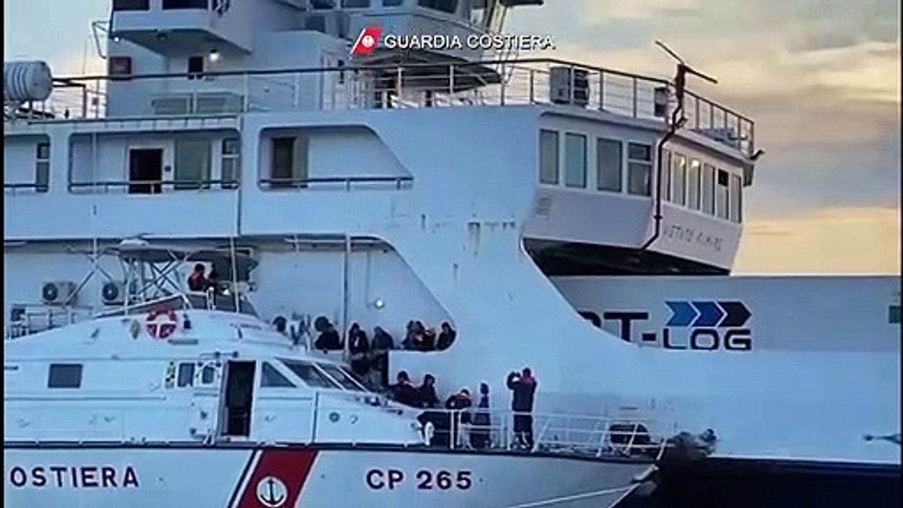 Traghetto in fiamme nello Stretto, le immagini del fumo che esce dalla nave