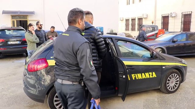 Reggio Calabria, operazione Magma : le immagini di un arrestato che lascia la Guardia di Finanza