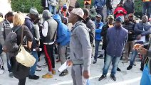 Reggio Calabria: un centinaio di migranti protestano a Piazza Italia, le immagini