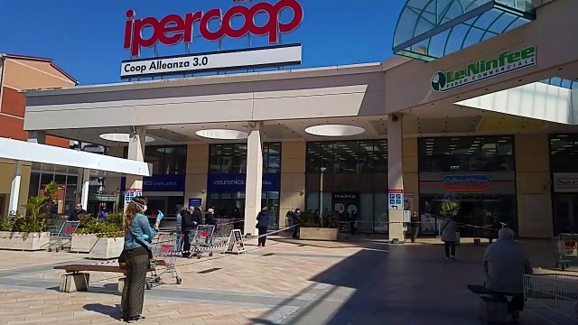 Reggio Calabria: Carabinieri controllano gli assembramenti all'IperCoop del Viale Calabria