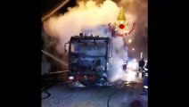 Messina: camion in fiamme allâ€™altezza dello svincolo di San Filippo, le immagini