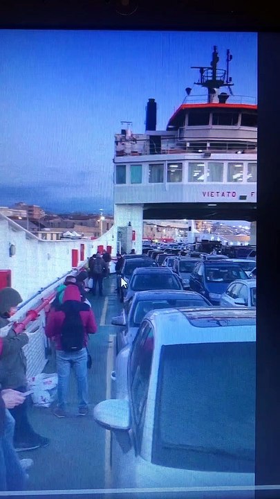 Coronavirus, le immagini dei pendolari sul traghetto per Messina