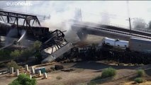 Zug nahe Phoenix entgleist: Brücke und Waggons stehen in Flammen