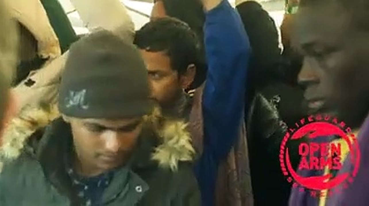 Lâ€™Open Arms attracca al Porto di Messina con 122 migranti a bordo