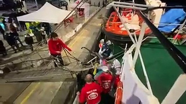 Messina: Open Arms giunta al porto con 122 profughi, le immagini dello sbarco